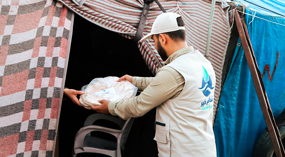 توزيع الخبز على النازحين في مخيمات الشمال السوري